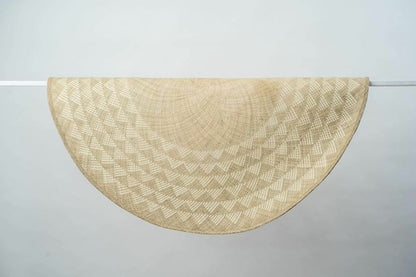 White Triangle Mat | 4' Round | Natural Base