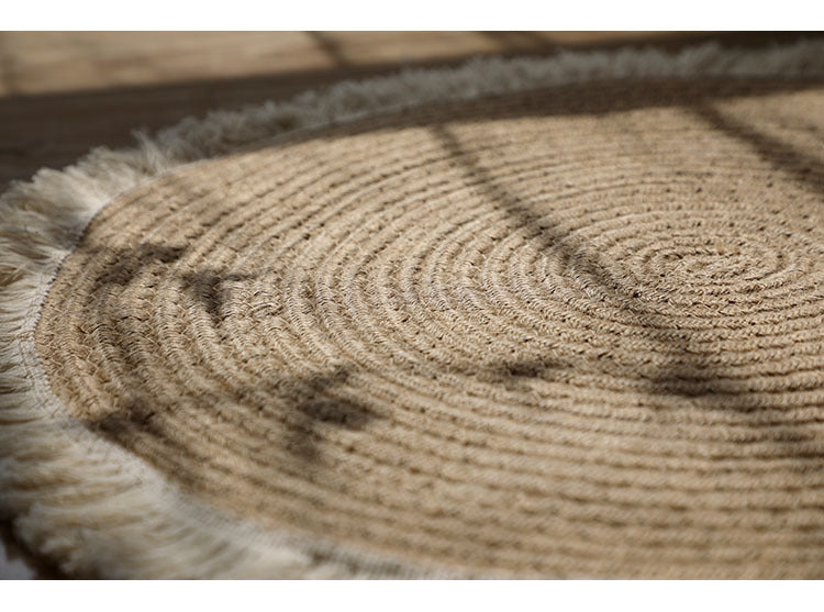 Round jute rug with white fringes